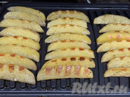 Закрыть створки электрогриля и жарить картофель по-деревенски 25 минут (до готовности). Для того чтобы проверить готовность, нужно проколоть картофель зубочисткой, если прокалывается легко, значит он готов.