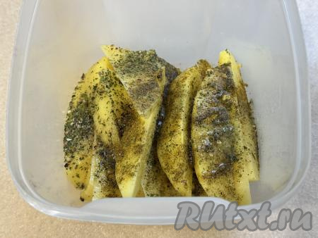 Влить растительное масло.