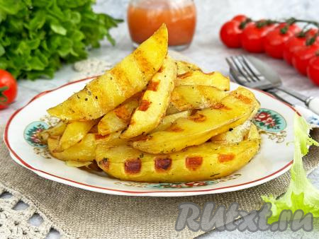 Готовый картофель переложить на тарелку и подать в горячем виде.