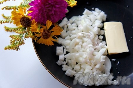 Лук мелко нарезать, добавить сливочное масло. 