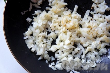 Обжарить лук до слегка золотистого цвета.