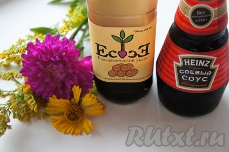 Добавить соевый соус и бальзамический уксус, перемешать. Готовить ещё 2 минуты на среднем огне.