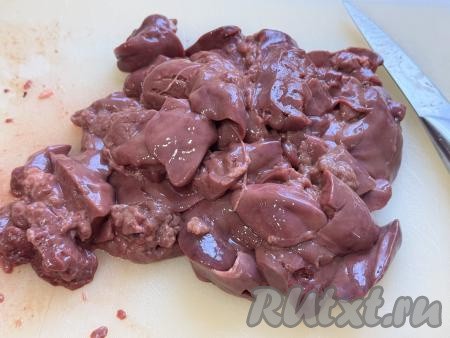 Куриную печень промыть водой, нарезать на средние кусочки.