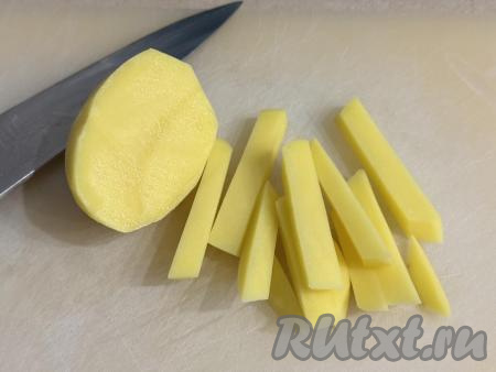 300 грамм очищенного картофеля нарезать на брусочки одинакового размера толщиной ориентировочно 7 миллиметров. Брусочки картошки сложить в миску, добавить растительное масло, соль и специи по вкусу, тщательно перемешать, покрывая картофель маслом и специями со всех сторон.