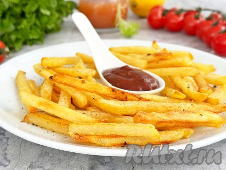 Аппетитный, вкусный картофель фри переложить с электрогриля на тарелку и сразу же подать к столу с кетчупом или любимым соусом.