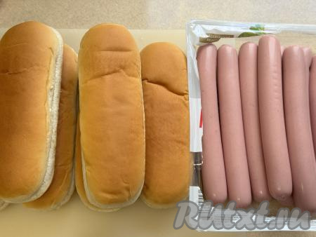 Сосиски очистить от слюды.