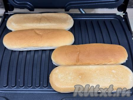 Булочки для хот-догов вынуть из упаковки и выложить на разогретый электрогриль.