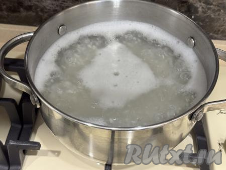 После закипания воды перемешать рис и варить на небольшом огне 15 минут.&nbsp;