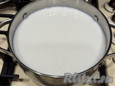 Затем добавить в кастрюлю молоко, соль и сахар, перемешать.&nbsp;