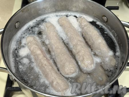 С момента закипания воды варить купаты на небольшом огне 3 минуты.