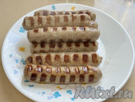 Готовые купаты переложить с электрического гриля на тарелку и сразу подать к столу.