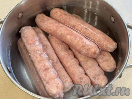 Я предварительно отвариваю купаты в воде для того, чтобы во время жарки на гриле они не лопнули. Выложить купаты в кастрюлю, полностью залить их водой. Кастрюлю с купатами поставить на сильный огонь, дать воде закипеть.