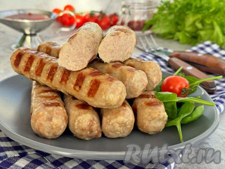 А вот как купаты, приготовленные на аэрогриле, выглядят в разрезе. Снаружи они получаются очень аппетитными, а в середине - нежнейшими, сочными. К столу купаты можно подать практически с любым гарниром или с салатом из свежих овощей.