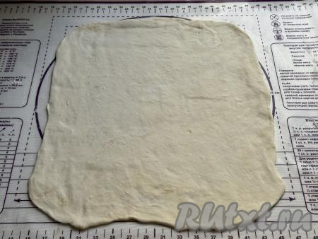"Отдохнувшее" тесто на рабочей поверхности, присыпанной мукой, скалкой раскатать в тонкий пласт (толщина пласт должна быть примерно 2 миллиметра).