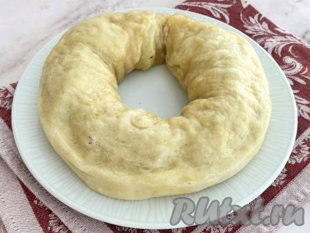 Готовый ханум с капустно-мясной начинкой переложить на тарелку и подать в горячем виде к столу.