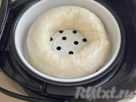 Установить поддон с рулетом над паром, закрыть крышку мультиварки (или пароварки) и готовить ханум 50 минут на пару.