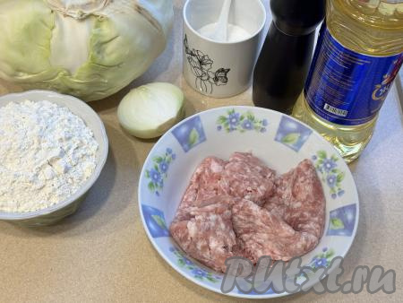 Подготовить продукты для приготовления ханума с фаршем и капустой. Для начинки я взяла покупной свиной фарш, но можно приготовить фарш и в домашних условиях, пропустив кусочки любого мяса через мясорубку. Лук очистить. Капусту промыть водой, подпорченные листья нужно удалить.