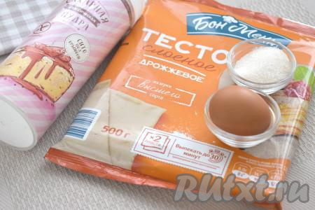 Подготовим ингредиенты для приготовления хвороста из слоёного теста в аэрогриле. Хворост можно сформировать как из слоёного дрожжевого теста (его я и использовала), так и из слоёного бездрожжевого теста. Предварительно тесто нужно разморозить при комнатной температуре, чтобы оно стало мягким, тогда его можно будет легко раскатывать.