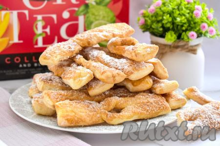 Воздушный, хрустящий, вкусный хворост, приготовленный из слоёного теста в аэрогриле, можно подать и к чаю, и к кофе.