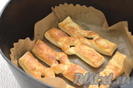 Аэрогриль включаем на 170 градусов, время устанавливаем - 15 минут. Через 8 минут с начала запекания достаём чашу из аэрогриля, хворост переворачиваем, снова отправляем чашу в аэрогриль. Выпекаем хворост оставшиеся 7 минут. Слоёное тесто должно стать приятного золотистого цвета. Я готовила в аэрогриле мощностью 1400 Ватт, хворост за 15 минут стал воздушным, аппетитным.