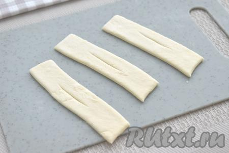 В центре каждой полоски делаем разрез.