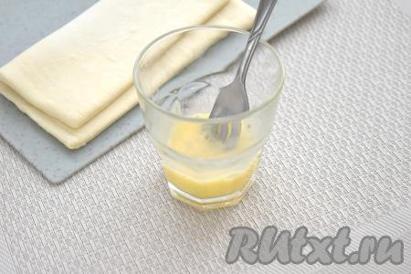 Яйцо разбиваем в стакан, взбиваем до однородности вилкой.