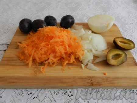 Почистить лук и морковь. Нарезать лук, морковь натереть на крупной тёрке.
