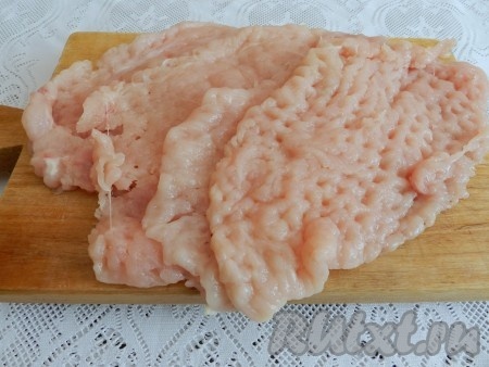 Каждый кусочек филе накрыть полиэтиленовой плёнкой и хорошо отбить.
