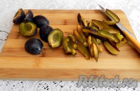 Сливы, если добавляете, очистить от косточек и нарезать соломкой.
