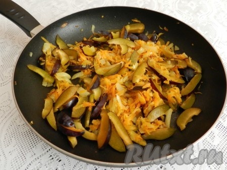 На сковороде на разогретом масле обжарить лук и морковь до мягкости (в течение 5-7 минут) на среднем огне, посолить, поперчить, приправить специями. Если вы готовите без добавления слив, значит начинка из моркови и лука для куриных рулетиков готова, снимите её с огня и остудите. Если готовите со сливами, тогда добавьте их на сковороду к мягким морковке и луку.
