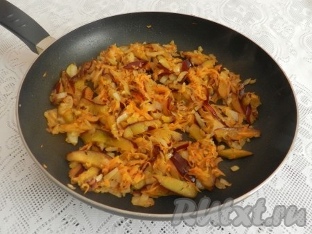 Перемешать сливы с овощами и обжарить в течение 2-3 минут, затем снять с огня и остудить.
