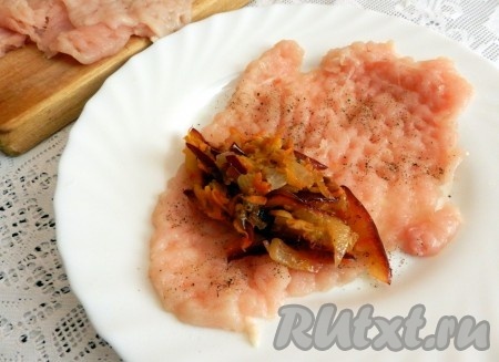 Отбитое куриное филе посолить, поперчить, затем выложить на него начинку, распределив её по поверхности филе, но не до краёв, чтобы рулетики могли скрепиться. Скрутить каждый пласт куриного филе с начинкой в рулет.
