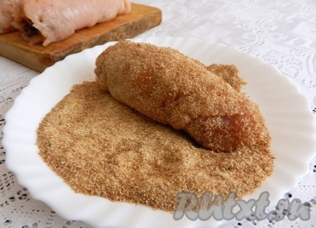Свёрнутые куриные рулеты с начинкой обвалять со всех сторон в панировочных сухарях.