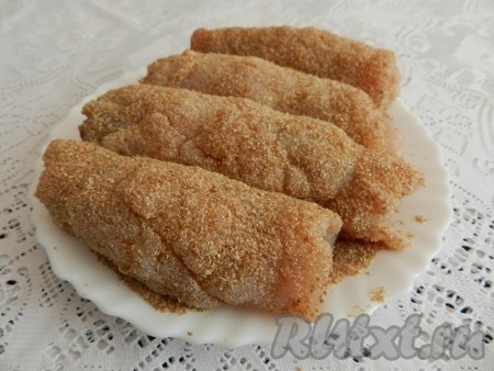 Свёрнутые куриные рулеты с начинкой обвалять со всех сторон в панировочных сухарях.