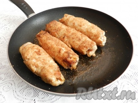 На сковороде разогреть оливковое (или другое растительное) масло, обжарить&nbsp;куриные рулеты на среднем огне до золотистой корочки со всех сторон, затем накрыть крышкой и довести до готовности на медленном огне в течение 15-20 минут.
