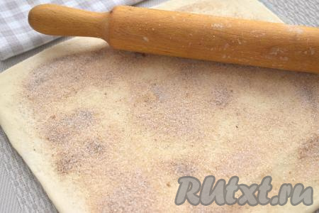 С помощью скалки немного «вдавливаем» сахарную смесь в тесто.