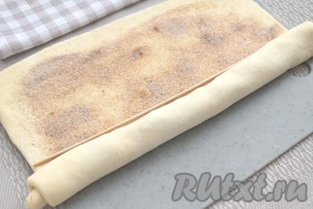 Начинаем плотно сворачивать тесто с одного края до середины. Аналогично сворачиваем тесто и с другого края.