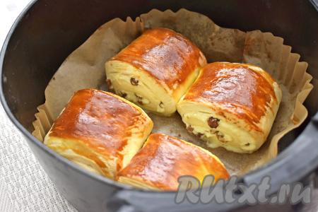 Выставляем температуру аэрогриля на 160 градусов, а время - на 25 минут. Через 15 минут достаём чашу из аэрогриля, слойки с творогом переворачиваем, снова отправляем чашу в аэрогриль, готовим до окончания программы (оставшиеся 10 минут). Готовая выпечка должна стать аппетитного золотистого цвета.