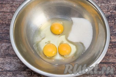 В глубокую миску вбить сырые яйца, всыпать соль и сахар.