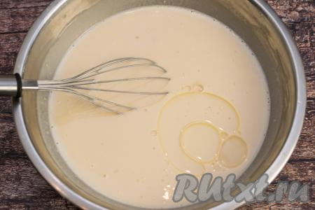 Оставить тесто на 10-15 минут, чтобы тесто остыло и мука немного набухла. Затем влить в тесто 3 столовых ложки растительного масла, хорошо его вмешать. Масло добавляется в блинное тесто и для того, чтобы блины меньше приставали к сковороде в процессе жарки, и для того, чтобы не нужно было смазывать сковородку маслом перед выпечкой каждого блина.