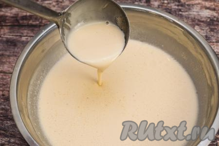 Тесто для выпечки блинов "Шестьсот" будет&nbsp;льющимся и&nbsp;жидким даже после того, как оно постоит 15 минут, но муку добавлять не надо, из такого теста получатся тонкие, нежные блинчики.