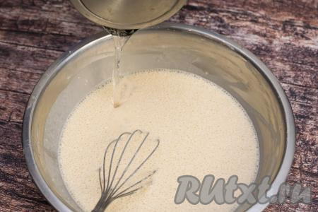 Вскипятить воду. Тонкой струйкой влить кипяток в блинное тесто, сразу перемешивая тесто венчиком.