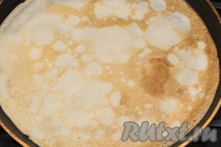 Блин, подрумянившийся снизу, перевернуть и жарить до золотистого цвета с другой стороны.&nbsp; 