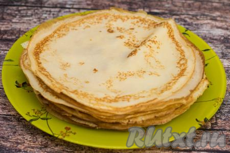 Готовый блин переложить на плоскую тарелку. Перед жаркой каждого блина это тесто нужно обязательно перемешивать, чтобы оно не застаивалось и имело однородную консистенцию. Сковороду я смазываю маслом только перед жаркой первого блина. Но тут многое зависит от качества сковороды, на которой вы готовите. Постепенно пожарить все блинчики, складывая их один на другой на тарелку. Я готовила на сковороде диаметром 20 сантиметров, всего у меня получились 16 блинов.