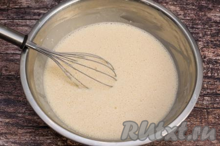 Блинное тесто после добавления всей муки должно быть однородным.