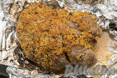 Готовую запечённую свинину достать из духовки. Для того чтобы проверить готовность, можно разрезать мясо ножом по середине. В разрезе готового мяса не должно быть красноватого оттенка. Дать мясу как следует остыть, снять шпагат.