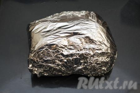 Свинину в горчично-медовом соусе, в котором она мариновалась, завернуть в два слоя фольги, выложить на противень (или в форму для запекания) и отправить в разогретую до 200 градусов духовку на 80-120 минут. Время запекания зависит от размера куска мяса, если у вас кусочек небольшой, то хватит 80 минут, я запекала 120 минут, так как кусок свинины у меня был весом 2 килограмма и к тому же я ещё перетянула мясо шпагатом.