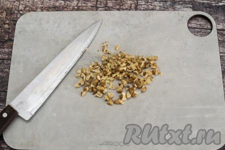 Очищенные грецкие орехи порубить острым ножом на небольшие кусочки (очень мелко можно не рубить).