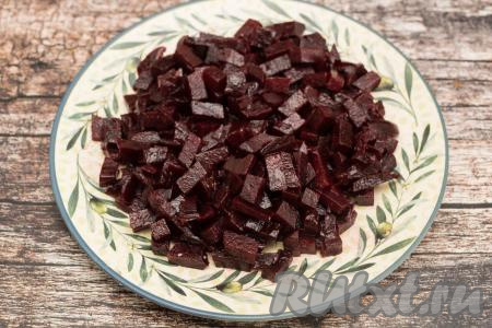 Свеклу выложить на достаточно большую плоскую тарелку, можно немного поперчить.