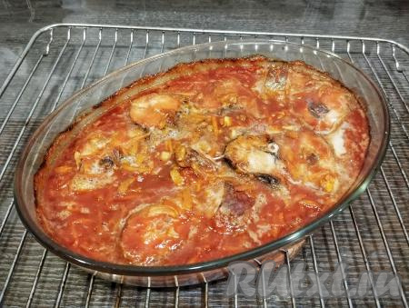 Запекаем минтая с морковью и луком в томатном соусе в духовке, заранее разогретой до 180 градусов, в течение 40 минут.&nbsp;